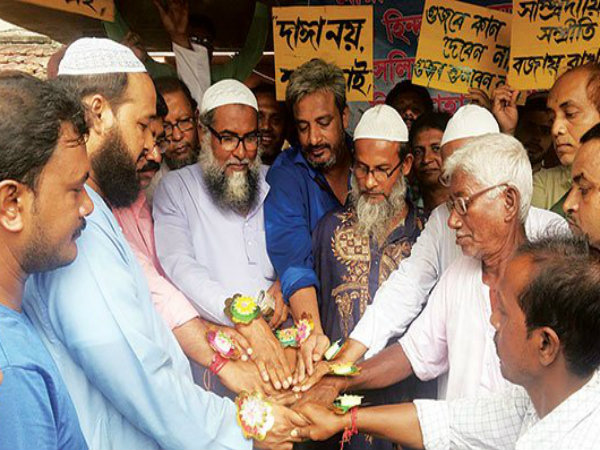 স্যোশাল সাইটে উসকানির মাঝে বসিরহাটে হিন্দু-মুসলিম সম্প্রীতি স্যোশাল সাইটে উসকানির মাঝে বসিরহাটে হিন্দু-মুসলিম সম্প্রীতি
