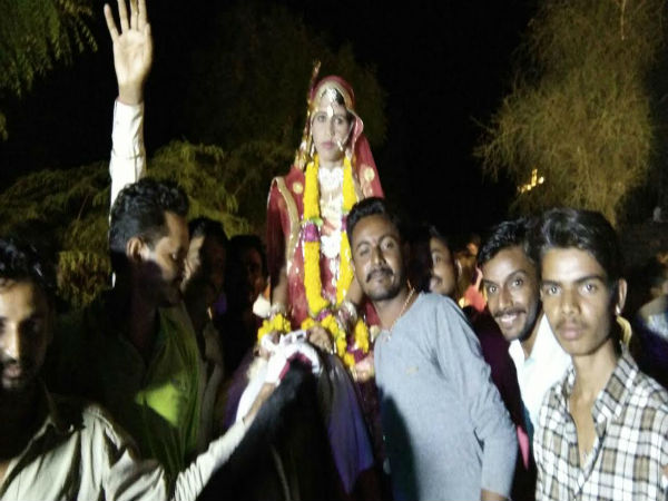 শুরু নতুন অধ্যায়, এবার ঘোড়ায় চড়ে বিয়ে করতে এলেন 'দলিত' কনে শুরু নতুন অধ্যায়, এবার ঘোড়ায় চড়ে বিয়ে করতে এলেন 'দলিত' কনে