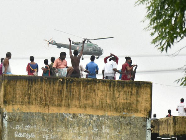 ঘাটালে এয়ার লিফটিং করে বন্যাদুর্গতদের উদ্ধার কপ্টারের ঘাটালে এয়ার লিফটিং করে বন্যাদুর্গতদের উদ্ধার কপ্টারের