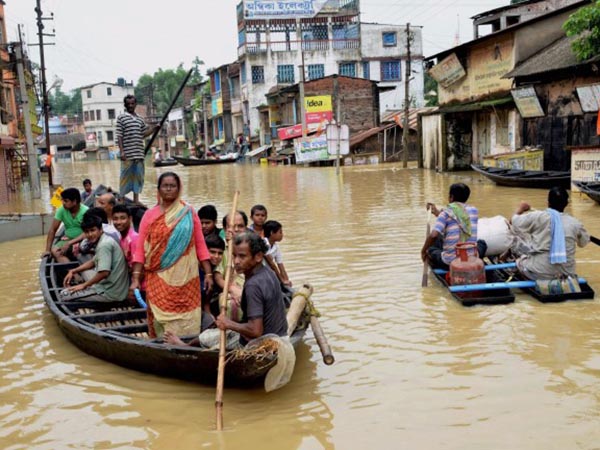 ঘাটালে ভিটের মায়ায় বন্যাদুর্গতরা ফেরাচ্ছেন সেনা-কপ্টারও 