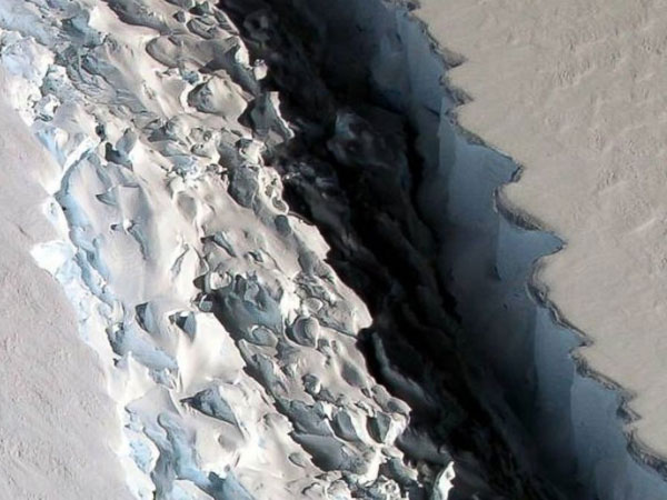 ভেঙে পড়ল দৈত্যাকার হিমশৈল, তাহলে কী প্রলয় আসন্ন ভেঙে পড়ল দৈত্যাকার হিমশৈল, তাহলে কী প্রলয় আসন্ন