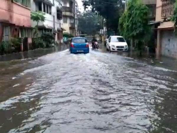 তিনদিনের টানা বৃষ্টিতে ভাসছে কলকাতা, জল-যন্ত্রণা শহরে