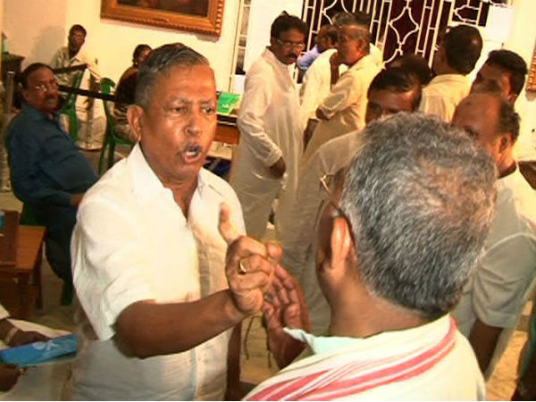 বিধানসভায় দিলীপের দিকে তেড়ে গেলেন পরেশ, পাহাড় ইস্যুতে তুমুল বিতণ্ডা বিধানসভায় দিলীপের দিকে তেড়ে গেলেন পরেশ, পাহাড় ইস্যুতে তুমুল বিতণ্ডা