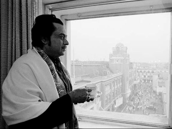 মুখে বেনারসী পান নিয়ে অমিতাভের জন্য গান রেকর্ড করেছিলেন 