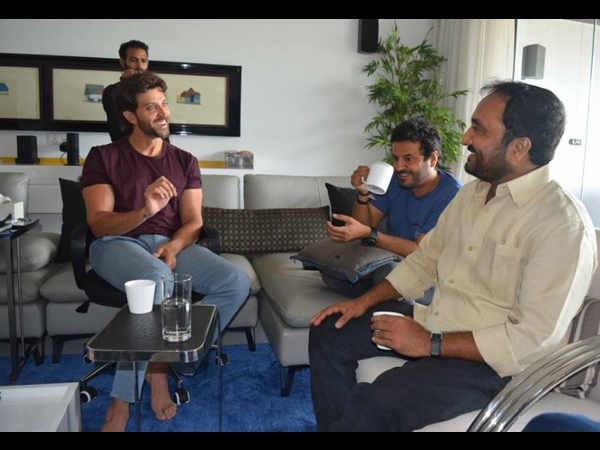 আনন্দ কুমারের সঙ্গে হৃতিকের বৈঠক আনন্দ কুমারের সঙ্গে হৃতিকের বৈঠক