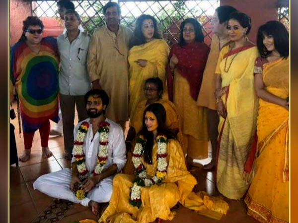 রিয়ার সাজগোজ