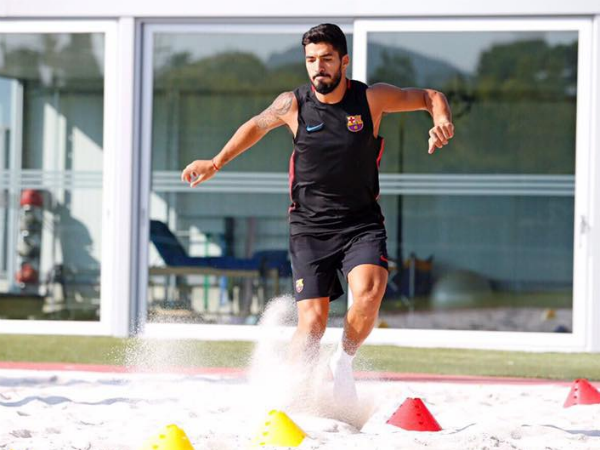 তারকারাও খেলেন বিচ ফুটবল 