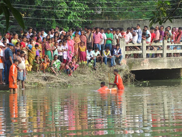দাদু-দিদাকে অনুসরণ করে বন্যার জলে, হরিশ্চন্দ্রপুরে তলিয়ে গেল শিশু 