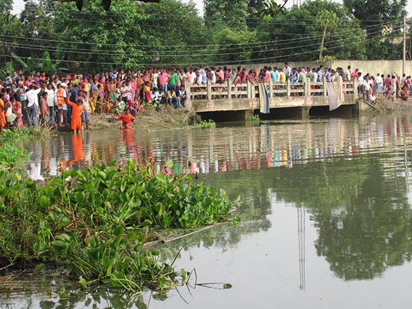 দাদু-দিদাকে অনুসরণ করে বন্যার জলে, হরিশ্চন্দ্রপুরে তলিয়ে গেল শিশু 