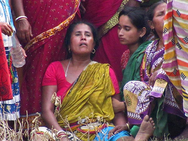 দাদু-দিদাকে অনুসরণ করে বন্যার জলে, হরিশ্চন্দ্রপুরে তলিয়ে গেল শিশু 