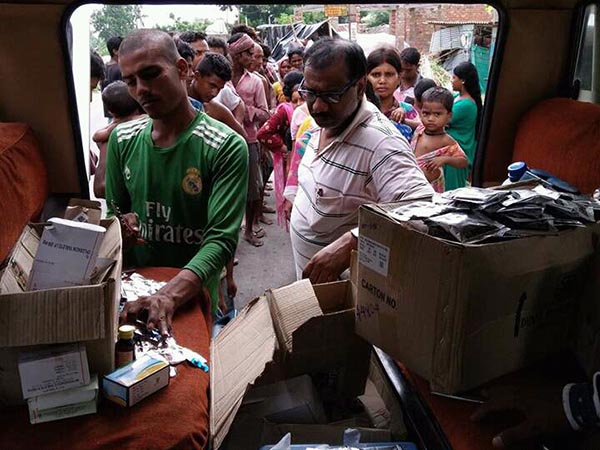 জলের মধ্যেই বোটে ছুটছে মেডিক্যাল ক্যাম্প, বন্যা বিধ্বস্ত হরিশ্চন্দ্রপুরে এক অসাধারণ ছবি 