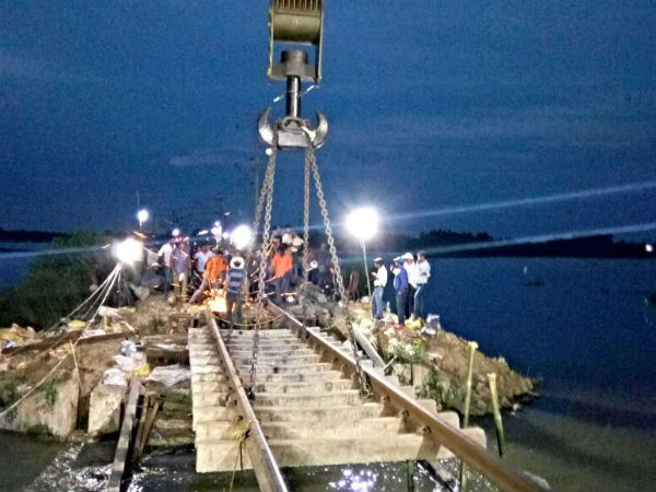 বন্যাবিধ্বস্ত রেললাইন রাতারাতি সারিয়ে ট্রেন চালু উত্তর-দক্ষিণে