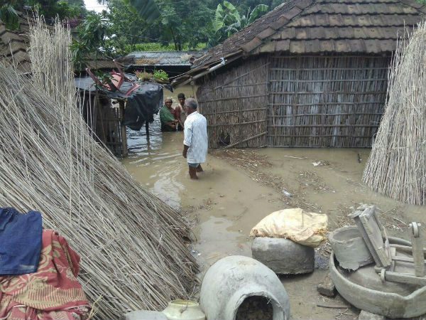 জল-যন্ত্রণায় হরিশ্চন্দ্রপুর, ত্রাণ নিয়ে ক্ষোভ দুর্গতদের মধ্যে