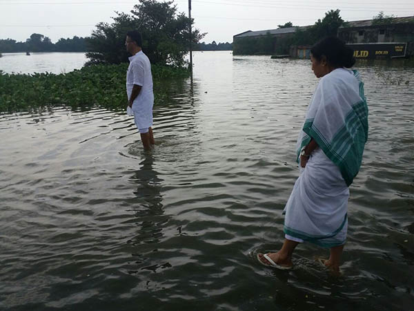 দক্ষিণ দিনাজপুরে বন্যা পরিদর্শনে মুখ্যমন্ত্রী, জলে নেমে দ্রুত পুনর্বাসনের আশ্বাস দক্ষিণ দিনাজপুরে বন্যা পরিদর্শনে মুখ্যমন্ত্রী, জলে নেমে দ্রুত পুনর্বাসনের আশ্বাস