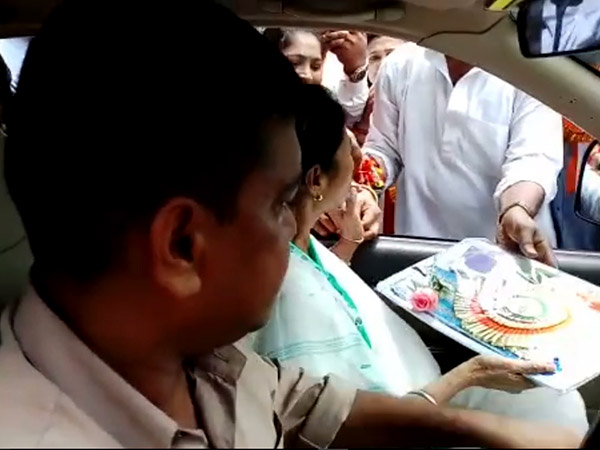 মুখ্যমন্ত্রী মমতা বন্দ্যোপাধ্যায়কে রাস্তায় দাঁড় করিয়ে রাখিবন্ধন 