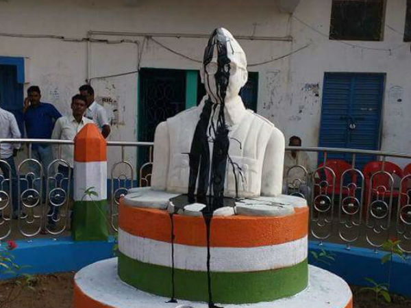 স্বাধীনতার দিনে নেতাজির মূর্তিতেও আলকাতরা! 