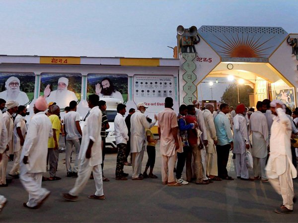 'ডেরা' সাম্রাজ্যের ছিল নিজস্ব অর্থনীতি, সমান্তরাল সরকার চালাচ্ছিলেন বাবা রাম রহিম 'ডেরা' সাম্রাজ্যের ছিল নিজস্ব অর্থনীতি, সমান্তরাল সরকার চালাচ্ছিলেন বাবা রাম রহিম