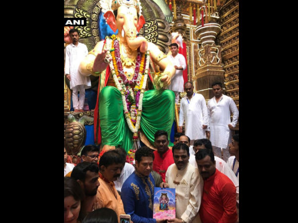 মুম্বইয়ের বিখ্যাত 'লালবাগুচা রাজা'-র গণেশ মণ্ডপে সপরিবারে পুজো দিলেন শচীন, দেখুন ছবি 