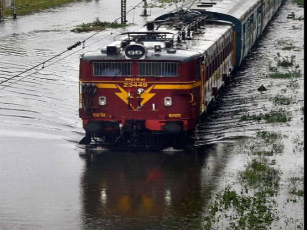 বন্যায় বিপর্যস্ত ট্রেন চলাচল, ফেরানো হচ্ছে বেশ কিছু ট্রেন বন্যায় বিপর্যস্ত ট্রেন চলাচল, ফেরানো হচ্ছে বেশ কিছু ট্রেন