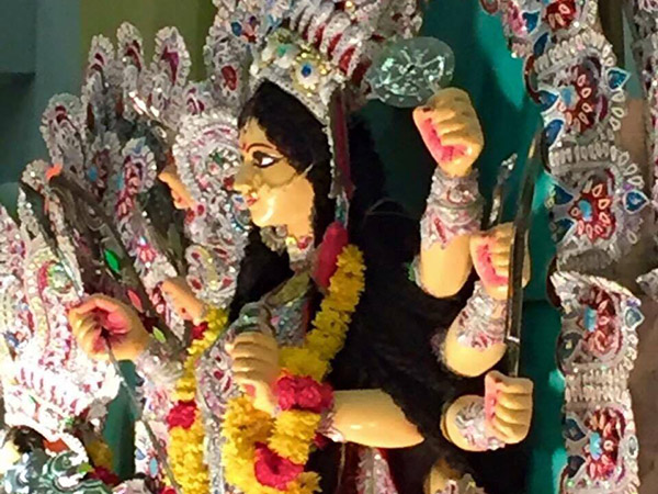 আমেরিকাতেও মঙ্গলবার মহালয়া, শিউলি ফুল গন্ধ আর বোধনের সুরে রাত জাগছে অরুন্ধতীরা 