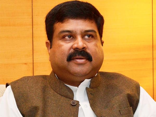 পেট্রোল- ডিজেলে জিএসটি-র দাবি পেট্রোলিয়ামমন্ত্রীর, দাম বাড়লেও চলবে বর্তমান ব্য়বস্থাই