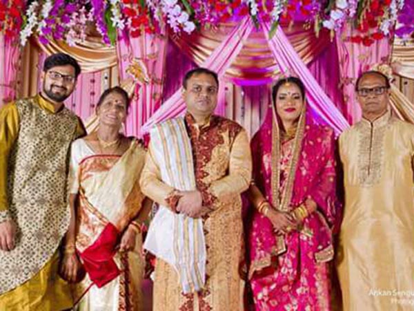 পরিবারই তাঁর কাছে 'কবচ কুন্ডলের' মতো, তাই তিরন্দাজ দোলার 'মা দুগ্গা' তাঁর পরিবার 
