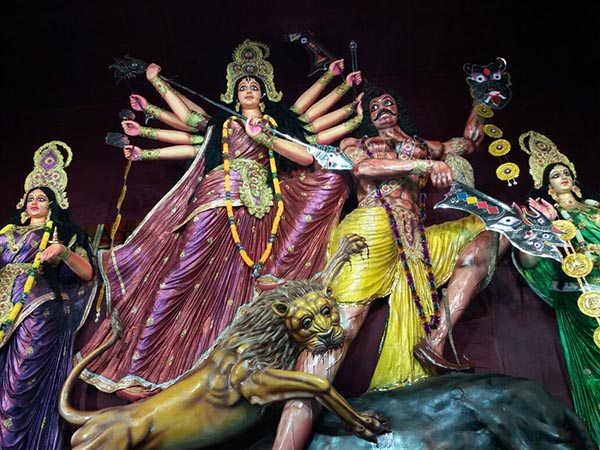 বিশ্বের সবথেকে বড় মৃন্ময়ী দুর্গা! শহরের বুকে নয় দেখতে হলে চলুন মফ্ফস্বলে