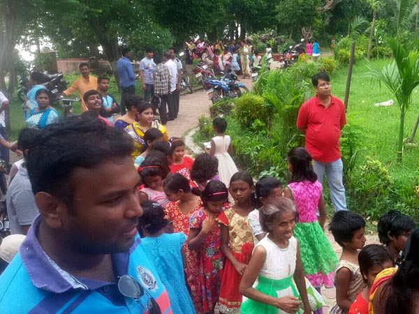 হাসি ফোটানোর উদ্যোগ হাসি ফোটানোর উদ্যোগ