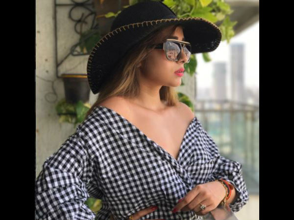 টি শার্টে টিনা টি শার্টে টিনা