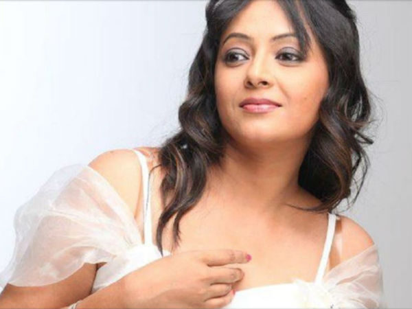 হাসিতে আজও প্রেমে ফেলতে পারেন পুরুষদের 