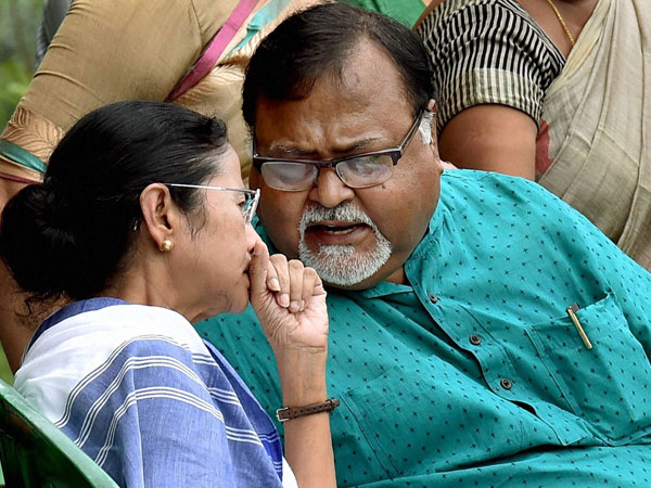 আদি তৃণমূল-স্তুতি পার্থর গলায় আদি তৃণমূল-স্তুতি পার্থর গলায়