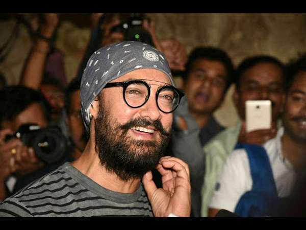 আমিরকে ঘিরে ভিড় আমিরকে ঘিরে ভিড়
