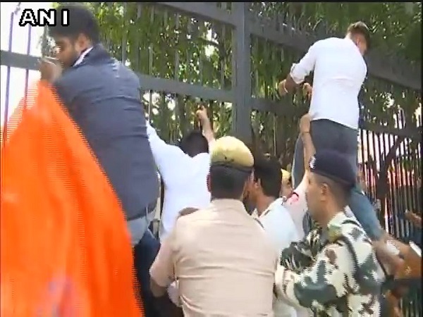  বিএইচইউকাণ্ডে এবার আসরে এবিভিপিও, ছাত্রদের পাশে দাঁড়িয়ে প্রতিবাদে সামিল 