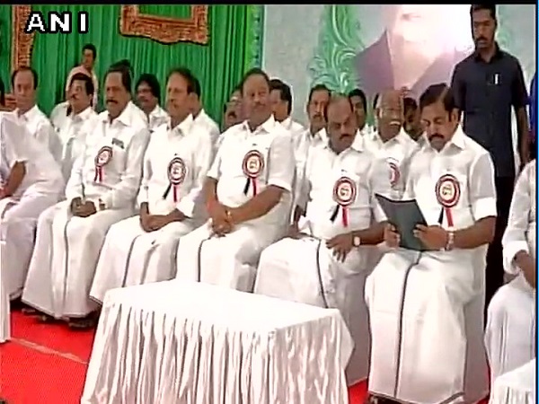 আম্মার দল থেকে অবশেষে বরখাস্তই হলেন শশীকলা, দরজা দেখানো হল দিনাকরনকেও 