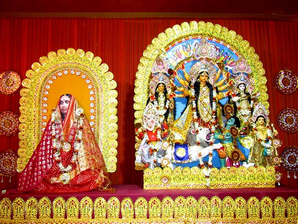 মা সারদা এখানে দেবী দুর্গারূপে পূজিতা, তাই বিসর্জন নয় হয় ‘ঘরবদল’
