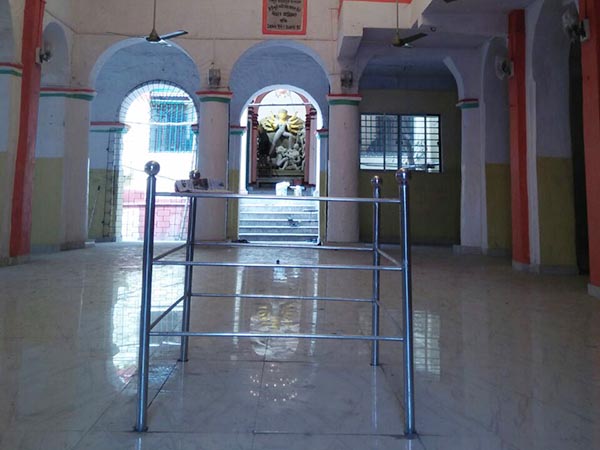 দশমীর দিন ব্যাতাইচণ্ডীর মাথায় মা দুর্গার মুকুট পরিয়ে দেওয়াই রীতি রায়চৌধুরী বাড়ির পুজোয়