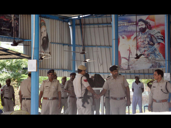 রাম রহিমের আস্তানা থেকে উদ্ধার বিপুল অস্ত্র-শস্ত্র, ডেরা থেকে ফেরানো হল ১৮ নাবালিকাকে 