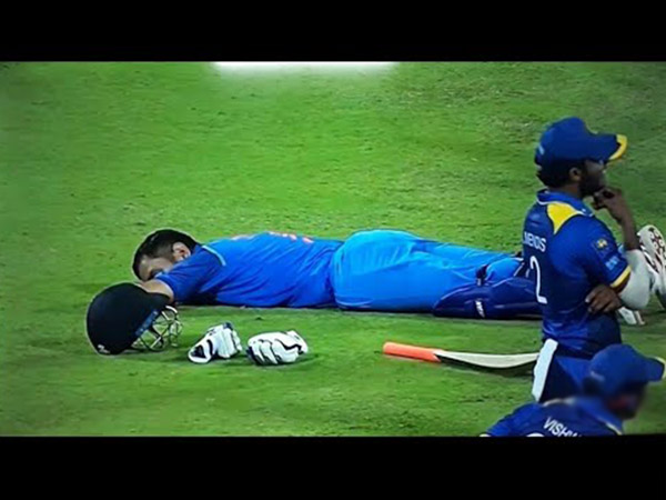 যেখানে সেখানে শুয়ে পড়ছেন ধোনি, সঙ্গী হলেন কারা যেখানে সেখানে শুয়ে পড়ছেন ধোনি, সঙ্গী হলেন কারা