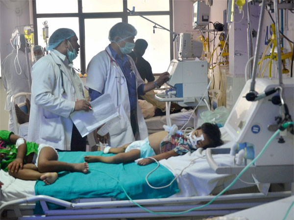 গোরক্ষপুর হাসপাতালে শিশু মৃত্যুর ঘটনায় এই চিকিৎসককেই ভিলেন বানাল যোগী আদিত্যনাথের সরকার