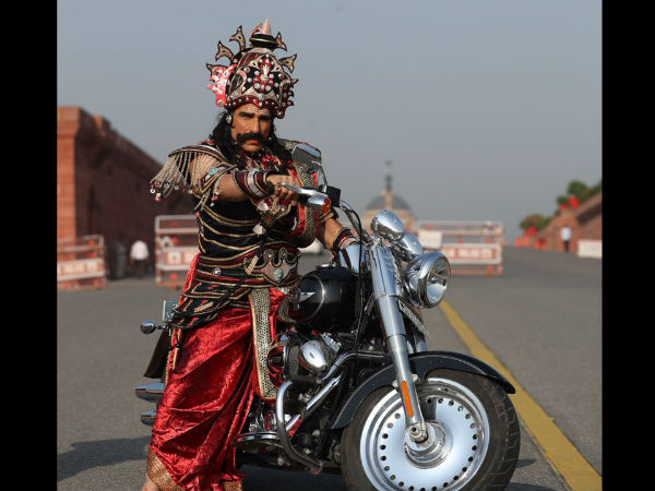 রাবণ সেজে মুকুট পরে দিল্লির রাস্তায় বাইক নিয়ে ঘুরে জরিমানা রাবণ সেজে মুকুট পরে দিল্লির রাস্তায় বাইক নিয়ে ঘুরে জরিমানা