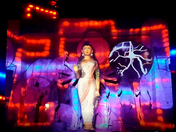 চোখের সামনে নিরাকার থেকে ফুটে উঠছে মা-এর রূপ, তাক লাগাল নাকতলা উদয়ন 