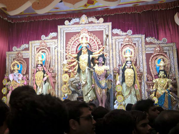 রবিবাসরীয় চতুর্থীতে সকাল থেকে মানুষরে ঢল বিভিন্ন প্যান্ডেলে