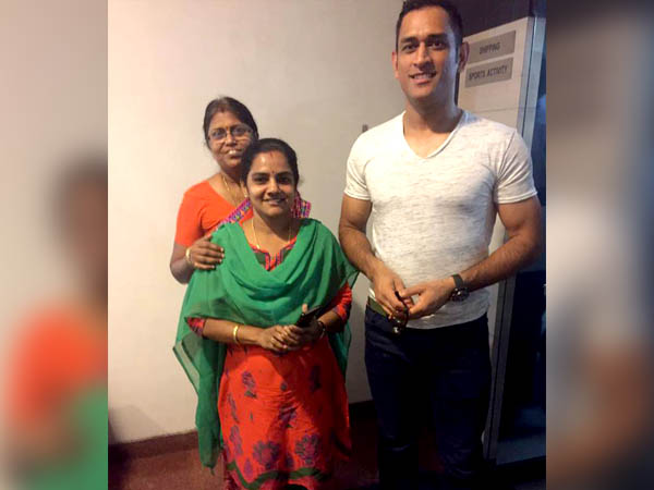 ইন্ডিয়া সিমেন্টসের অফিসে ধোনি ইন্ডিয়া সিমেন্টসের অফিসে ধোনি