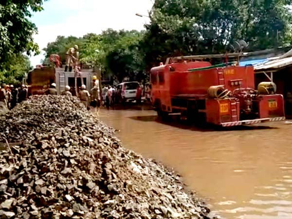 তারাতলায় রাসায়নিকের গুদামে বিধ্বংসী আগুন