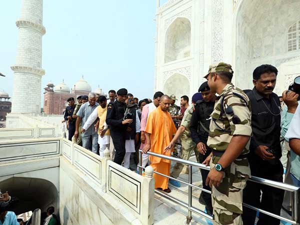 তাজমহলে স্বচ্ছ ভারত অভিযানে যোগী, রাজনৈতিক গিমিক কী ,প্রশ্ন বিরোধীদের 