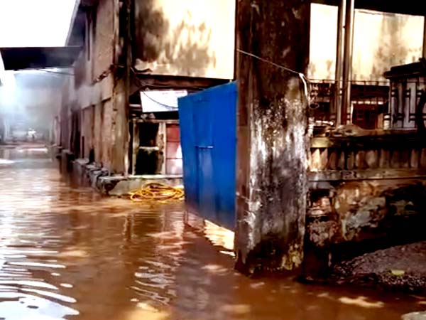 তারাতলায় রাসায়নিকের গুদামে বিধ্বংসী আগুন