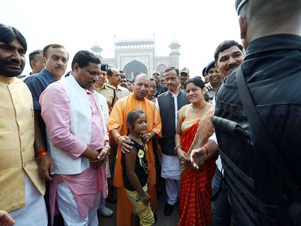 তাজমহলে স্বচ্ছ ভারত অভিযানে যোগী, রাজনৈতিক গিমিক কী ,প্রশ্ন বিরোধীদের 