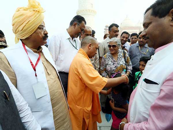 তাজমহলে স্বচ্ছ ভারত অভিযানে যোগী, রাজনৈতিক গিমিক কী ,প্রশ্ন বিরোধীদের 
