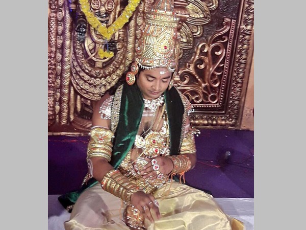অতিথিরাও সেই পোশাকে অতিথিরাও সেই পোশাকে
