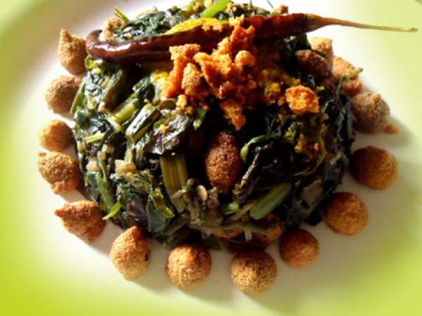 কেন খাওয়া হয় ১৪ টি শাক 